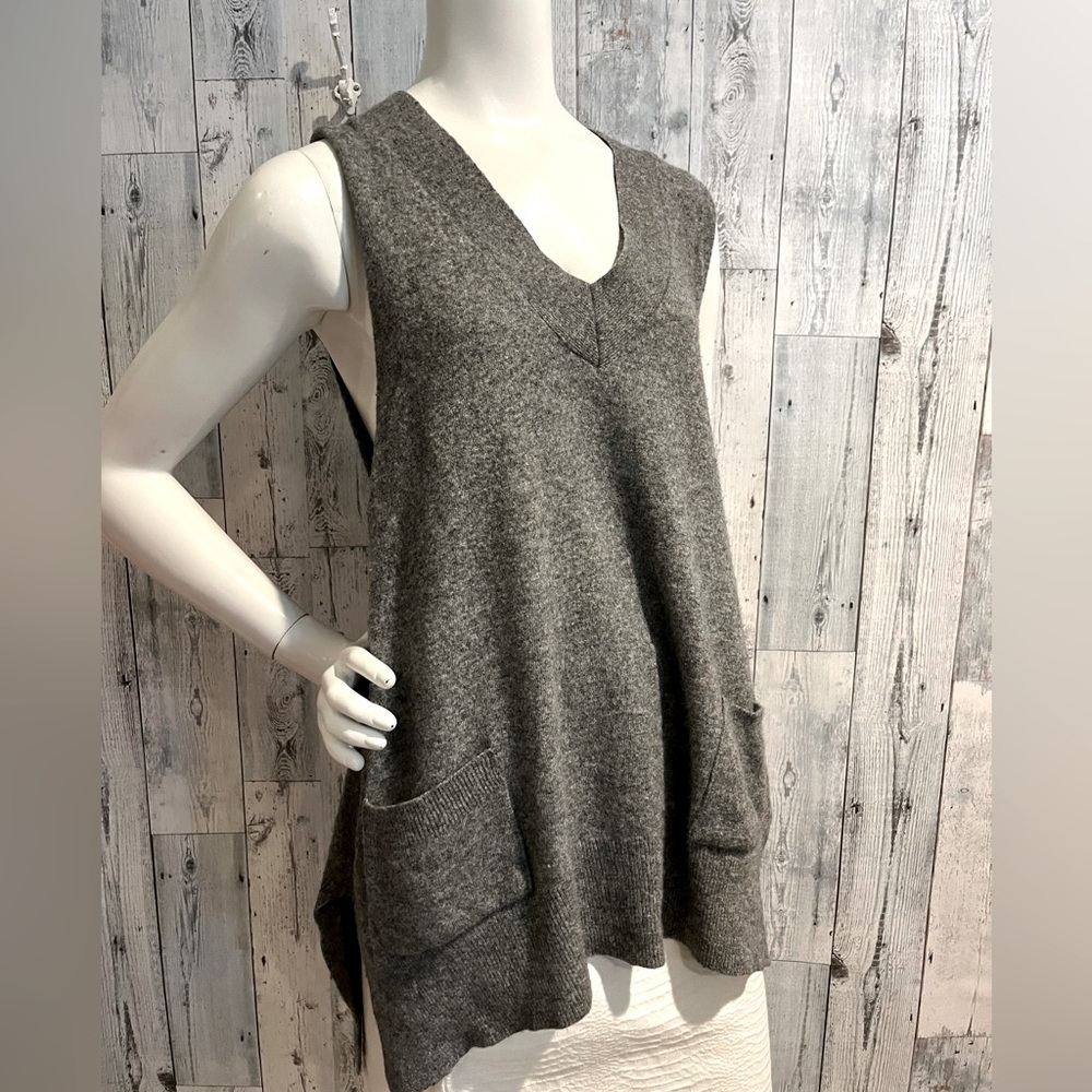 Wool vest with front pockets and button back